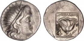 GREEK COINS
Dracma. 167-88 a.C. RODAS. ISLAS DE CARIA. Anv.: Cabeza de Helios radiado a derecha. Rev.: Rosa entre P - O, dentro de cuadrado incuso. 2...