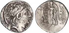 GREEK COINS
Dracma. 138-129 a.C. ANTÍOCO VII. REINO SELÉUCIDA. Anv.: Busto diademado a derecha. Rev.: Nike con laurea a izquierda, alrededor leyenda....