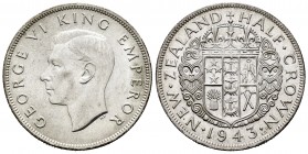 New Zealand. George VI. 1/2 crown. 1943. (Km-11). Ag. 13,99 g. XF/AU. Est...40,00.   

SPANISH DESCRIPTION: Nueva Zelanda. George VI. 1/2 crown. 1943....