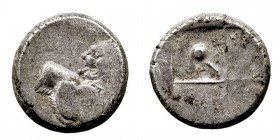 MONEDAS ANTIGUAS
CHERRONESOS
Hemidracma. AR. (400-350 a.C.) A/León con la cabeza vuelta a der. R/Cuadrado incuso con símbolos. 2,39 g. GC.1602. MBC...