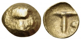 CELTIC, Central Europe. Boii. Circa 1st century BC. 1/8 Stater (Gold, 9 mm, 0.79 g). Irregular bulge. Rev. T-shape. Dembski 510. Flesche - (cf. 461). ...