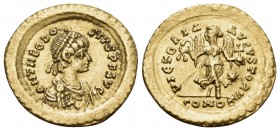 Theodosius II, 402-450. Tremissis (Gold, 15 mm, 1.50 g, 6 h), Constantinople, 408-420. D N THEODOSIVS P F AVG Pearl-diademed, draped and cuirassed bus...