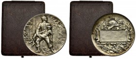France, Fireman's medal
Obverse: firefighter lifting a woman from the flames, along the edge FR
Reverse: a plaque in a wreath with fire brigade insign...
