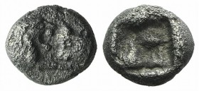 Kings of Lydia, time of Cyrus – Darios I, c. 545-520 BC. AR 1/12 Stater (7mm, 0.79g). Sardes. Confronted foreparts of lion and bull. R/ Incuse square....