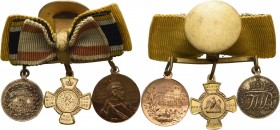 Miniaturen, Miniaturketten und Miniaturspangen
Knopflochspange mit 3 Auszeichnungen Preußen - Allgemeines Ehrenzeichen, Erinnerungskreuz Königgrätz u...