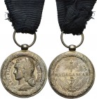 Ausländische Orden und Ehrenzeichen Frankreich
Madagascar-Medaille Verliehen 1883-1886. Silber. 30 mm, 16,5 g (mit Band). Am Band Barac 290 Kl. Randf...