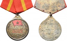 Ausländische Orden und Ehrenzeichen Vietnam
Freundschaftsmedaille Verliehen 1975. Versilbert, teilweise emailliert. 33 mm, 22,60 g (mit Band). Revers...