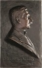 Genthe, Julie 1869-1938 Einseitige Bronzegußplakette 1900. Leopold Graf von Posadowsky-Wehner. Brustbild nach rechts, darunter 3 Zeilen Schrift. 185 x...