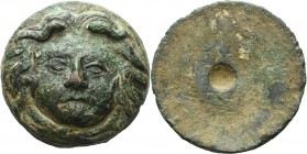Griechische und römische Bronzen
Bronzeapplikation Gorgo. Kopf von vorn. 32 mm, 25,77 g. mit runder Einbuchtung auf der Rückseite Attraktives Exempla...