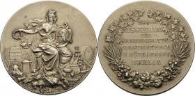 Berlin
 Vergoldete Silbermedaille 1899 (Lauer) Ausstellung für Nahrungsmittel, Gastwirtschaft und Hotelwesen. Berlina fast von vorn sitzend mit Kranz...