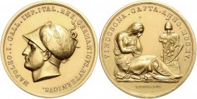 Napoleon 1804 - 1815
Frankreich. Goldmedaille, 1805. von L. Manfredini, auf die Einnahme von Wien. Behelmter Kopf l // Die personifizierte, trauernde ...