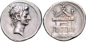 Octavianus
Römische Münzen, Römische Republik. Denarius, 30-29/27 v.Chr.. Av.: Kopf n.r. Rv.: IMP CAESAR (auf Architrav), Curia Iulia mit Victoria auf...