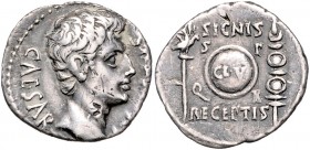 Augustus 27 v. - 14 n. Chr.
Römische Münzen, Römisches Kaiserreich. Denarius, 19 v. Chr.. Av.: CAESAR - AVGVSTVS, Kopf n.r. Rv.: SIGNIS / RECEPTIS, Sc...