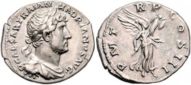 Hadrianus 117 - 138
Römische Münzen, Römisches Kaiserreich. Denarius, 120-121 n. Chr.. Av.: Büste mit Lorbeerkranz und Paludamentum n.r. Rv.: Victoria...