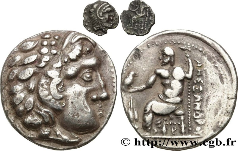 LOTS
Type : Lot de 2 monnaies, imitations arabo-persiques au type d’Alexandre 

...