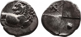 THRACIA
Thrakischer Chersonesos
Hemidrachme (2,25g), 13,6mm ca. 350-300 v. Chr. Löwenprotome / Quadratum Incusum, Beizeichen Kugel und Kranz. BMC 18...