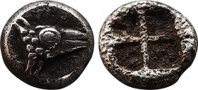 Mysien. Kyzikos.
obol. ca. 600 - 550 v. Chr.
Vs: Kopf eines Thunfisches mit Stachel rechts.
Rs: Viergeteiltes Quadratum incusum.

9,2 mm. 1,44 g.
Von ...