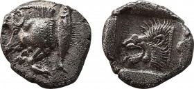 Kyzikos AR Diobol, c. 480 BC
Mysia, Kyzikos. AR Diobol (10,7 mm, 1.25 g), c. 480 BC.
Obv. Forepart of boar to left, tunny behind.
Rev. Head of lion to...