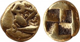 MYSIA, Kyzikos. Circa 500-450 BC. EL Myshemihekte – Twenty-fourth Stater (6,9mm, 0.63 g). Nude male kneeling left, holding tunny by its tail / Quadrip...