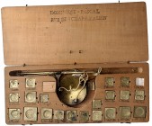 Europa. 
FRANKREICH. 
LYONS. Münzwaage v. Dominique Pascal 1715 - 1747 (Meister 1722). Hellbrauner Nußbaumkasten, Maße 220 x 92 x 22mm, Waage aus Me...