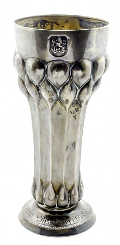DEUTSCHE STÄDTE. 
Alphabetisch. 
DÜSSELDORF. Schützenpokal 1926 in Becherform,...