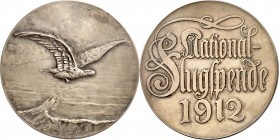 GESCHICHTE u. VERKEHRSWESEN. 
LUFTFAHRT. 
FLUGZEUGE. Medaille 1912 (v. C. Kühl, b. Lauer) National-Flugspende. 3 Z. Widmung / Adler über Meer. Ag(99...