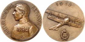 GESCHICHTE u. VERKEHRSWESEN. 
LUFTFAHRT. 
FLUGZEUGE. Medaille 1918 (sign. St.F.) Flugbeobachter Artur König. Brb.n.l. mit 7 Orden / Doppeldecker n.r...