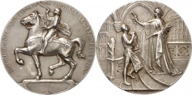 GEWERBE, HANDEL, INDUSTRIE. 
INTERNATIONALE AUSSTELLUNGEN. 
BRÜSSEL 1910. Medaille 1910 (v. Devreese). Berittener Herold stößt n.l. in Posaune / Han...
