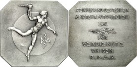 GEWERBE, HANDEL, INDUSTRIE. 
HANDWERK UND BERUFE. 
FOTOGRAFIE. Prämienplakette o.J (1936/45) (Monogramm-sign. Ru) d.&nbsp;Reichsbundes Deutscher Ama...