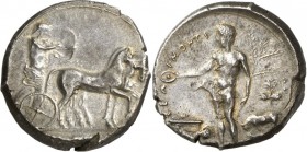 SIZILIEN. 
SELINUS. 
Tetradrachmon (um 450 v.Chr.) 17,27g. Apollon fährt in Quadriga, gesteuert v. Artemis, m. Pfeil u. Bogen n.r.; unten [Gerstenko...