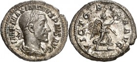 RÖMISCHES KAISERREICH. 
MAXIMINUS I. Thrax 235-238. Denar (235/236) 3,08g. Paludamentbüste m. Lkr. n.r. IMP MAXIMINVS PIVS AVG / VICTO-RI-A AVG Victo...