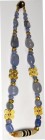 ANTIKE. 
PERLEN. 
KETTEN. Kette aus blauen Sapphirinen (blaue Calzedone) Baktrien 3. Jahrtausend vor Chr., Kopfperle eine tibetische "dzi" Perle (5c...