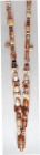 ANTIKE. 
PERLEN. 
KETTEN. Kette aus Karneolperlen 3. - 2. Jahrtausend v. Chr., Perlen zylinderförmig, rund, kegelfömig, flache runde Scheiben, mit v...