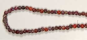 AFRIKA. 
PERLEN. Westafrika. Handelsperlen rote Augenperlen, kugelförmige rote Perlen aus mehrschichtigem Wickelglas mit weißen Punkten, F 10-14mm, c...