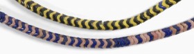 AFRIKA. 
PERLEN. Westafrika. Handelsperlenkette aus Schlangenwirbelperlen, dunkelblaues und gelbes Glas L. 64cm, blaues und rose Glas L.62cm. .