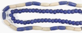 AFRIKA. 
PERLEN. Äthiopien. Blaue Handelsperlen Kugelförmige seitlich abgeflachte Pulverglasperlen F 15 mm, Strang mit 47 Stück, L.48cm, sowie zylind...