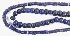 AFRIKA. 
PERLEN. Äthiopien. Blaue Handelsperlen Glas, 33 kugelförmige Perlen F 18mm Strang 65cm, sowie blaue scheibenförmige Handelsperlen (Blue Dong...