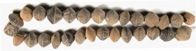 AFRIKA. 
PERLEN. Mali. Kette aus Tonperlen ca. 15. Jh., ca. 29 linsenförmige Perlen (Spinnwirtel) verziert mit Strichornamentik, F 22-30mm, Kette L. ...