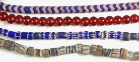 AFRIKA. 
PERLEN. 4 Stränge: Westafrika: ca. 100 kleine 3-lagige Chevronperlen blau/ weiß / rot L. 70cm, Schlangenwirbelkette blau / rose aus europäis...
