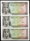 1943. 5 pesetas. (Ed. D47a) (Ed. 446a). 13 de febrero, Isabel la Católica. 3 billetes, series D y G (pareja correlativa). Esquinas rozadas. EBC/EBC+.