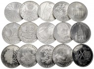 World Coins. Set of 15 different German coins of 10 silver marks with commemorative motives. TO EXAMINE . PR. Est...150,00. 


SPANISH DESCRIPTION:...