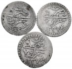 World Coins. Lot of 3 silver coins from Argelia, 1/4 budju, 1237 H (2), 1244 H. TO EXAMINE. Almost VF. Est...40,00. 


SPANISH DESCRIPTION: World C...