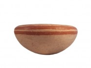 Large bowl, beige clay, outer rim painted with two red lines. Minor chip at rim. Linea Vieja, 300-500 A.D., height 13 cm, ø 21,5 cm