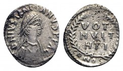 Justinian I (527-565). AR Siliqua (15mm, 1.17g, 6h). Carthage, 533/4-537. Diademed, draped and cuirassed bust r. R/ VOT/MVIT/HTI in three lines; all w...