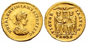 Valentinian II. Solidus. 376-377 AD. Trier. (Ric-39e). (Depeyrot-45/3). Anv.: D N VALENTINIANVS IVN P F AVG. Pearl-diademed, draped and cuirassed bust...
