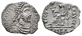 Maximus. Siliqua. 410-411 d.C. Barcino (Barcelona). (Ric-X 1601). (Rsc-1b). Anv.: DN MAXIMVS PF AVG Pearl-diademed, draped and cuirassed bust right. R...