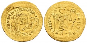 Mauricius Tiberius. Solidus. 583-602 AD. Constantinople. (MIBE-6). (Doc-149f). (Sear-478). Anv.: ∂ N MAVRC TIb P P AVG, helmeted, draped and cuirassed...