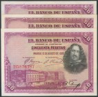 Conjunto de 3 billetes de 50 Pesetas emitidos el 15 de Agosto de 1928 con las series D (2) y E, respectivamente. (Edifil 2017: 354). Apresto original....