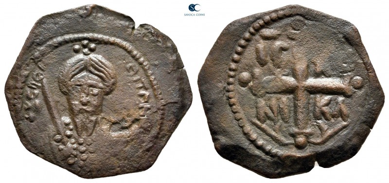 Tancred AD 1101-1103. Antioch
Follis Æ

23 mm, 3,55 g

Half-long figure of ...