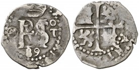 1589. Felipe II. Toledo. . 1/2 real. (Cal. 749 var). 1,63 g. Ex Colección Princesa de Éboli 20/10/2016, nº 269. Muy rara. MBC-.